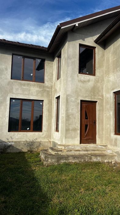 Casă la roșu de vânzare