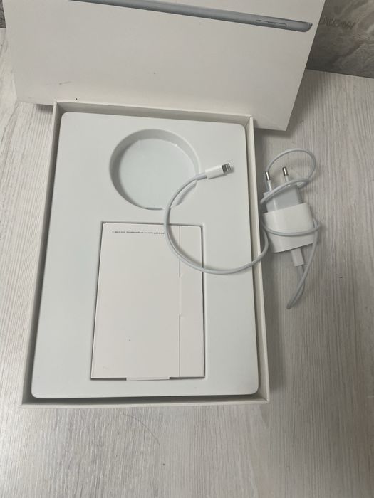 Apple Ipad Air 2 + полний состав(каробка + док + зарядка)