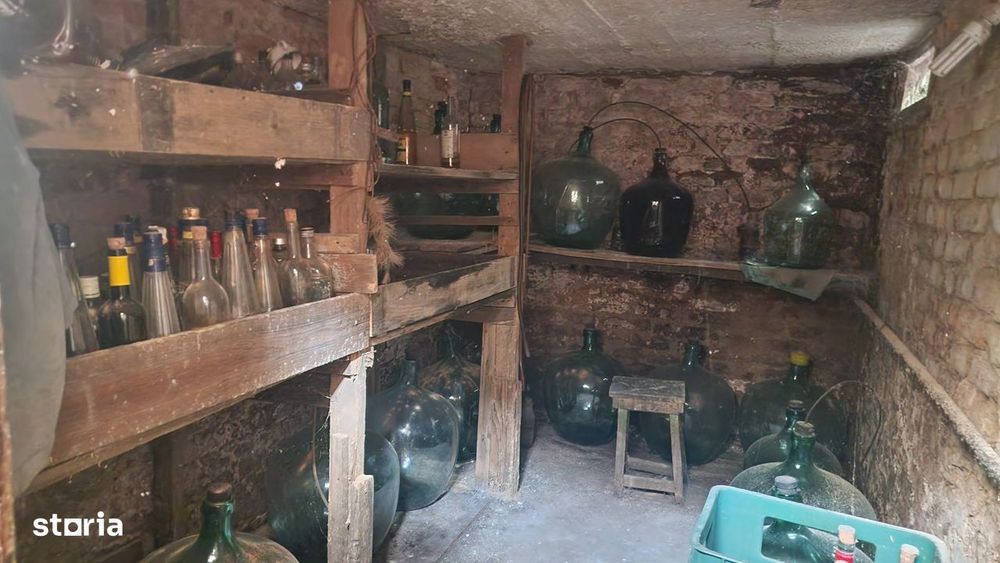 Casă rezidențială din cărămidă cu garaj, pivniță si curte privată