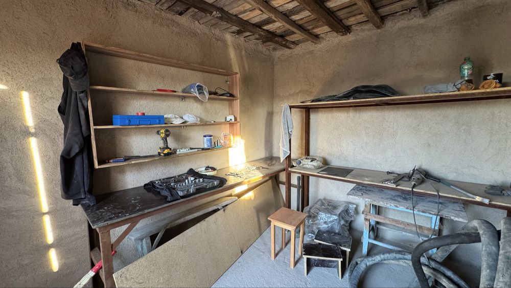 Продам землю с постройкой