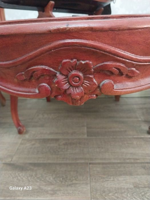 Продам 2 кресла и журнальный столик