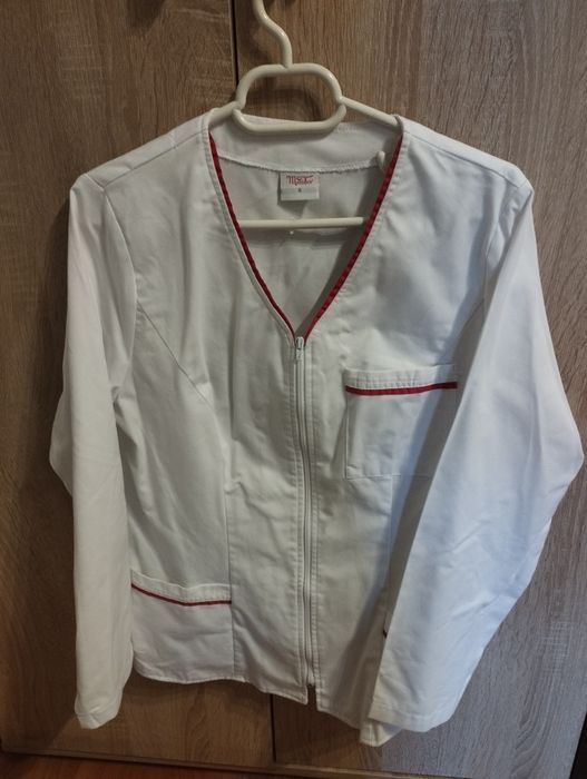 Set uniformă + saboți medicali – stare foarte bună