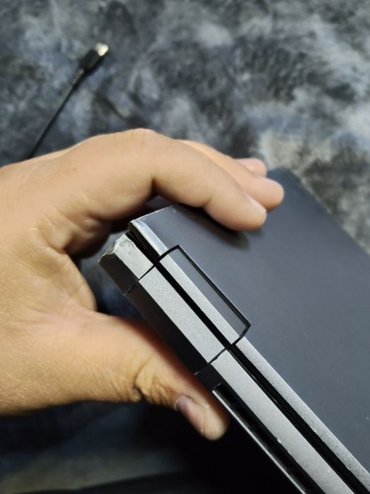Laptop HP Zbook Fury G8  i7-11850H,16gb RAM ,ssd 512gb nvme ,baterie ok uzura 13% ceva probleme estetice  unele colturi atinse  ceva zgârieturi