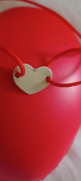Bratara cu snur rosu in forma de inimioara