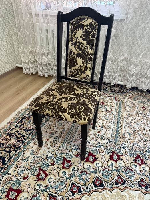 стол и стулья состояние отличное