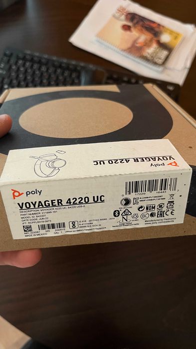 Слушалки Poly Voyager 4220