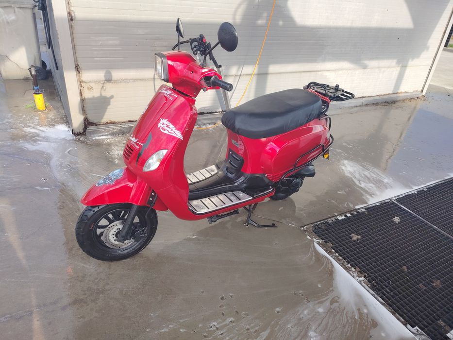 Vând scuter pe benzină fără permis.