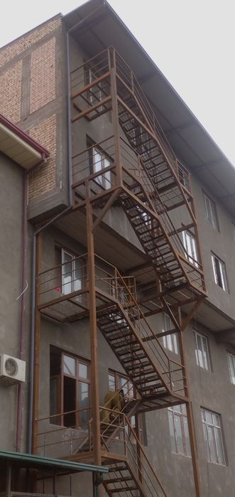 Пожарная лестница металлическая на здание