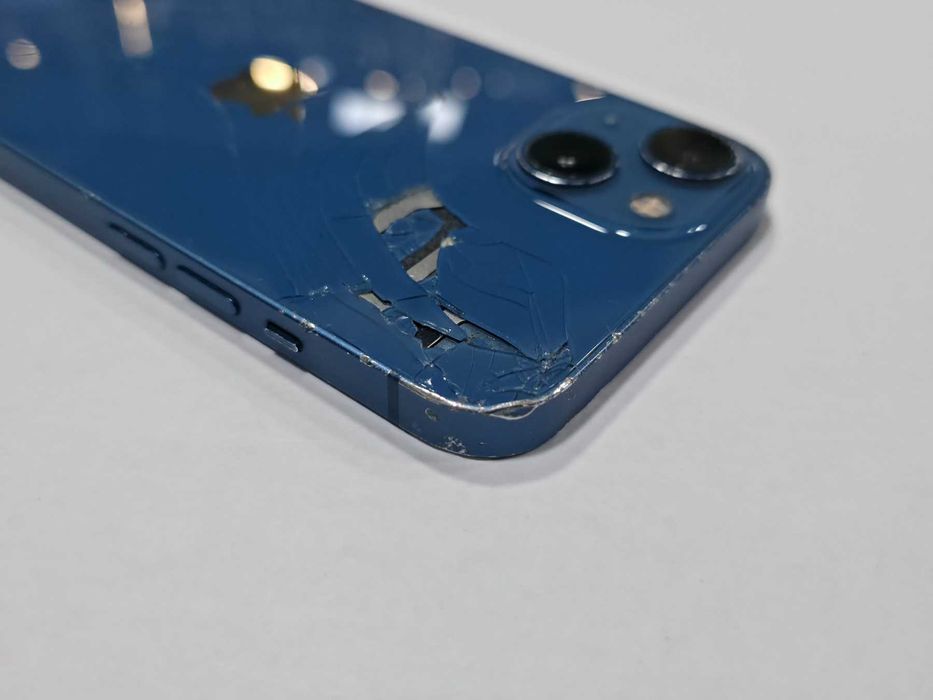 Apple iPhone 13 128GB лошо външно състояние