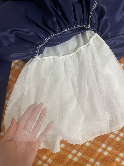 Атласное синее платье