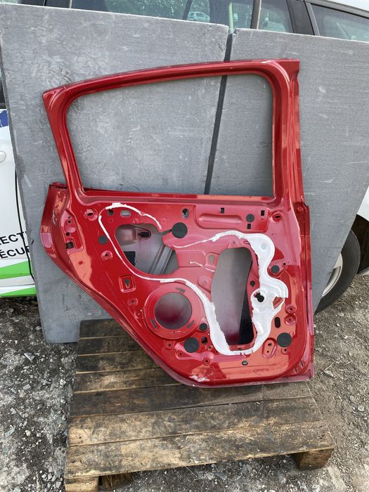 Задна лява врата за Peugeot 208 Пежо 208  2016-2019г