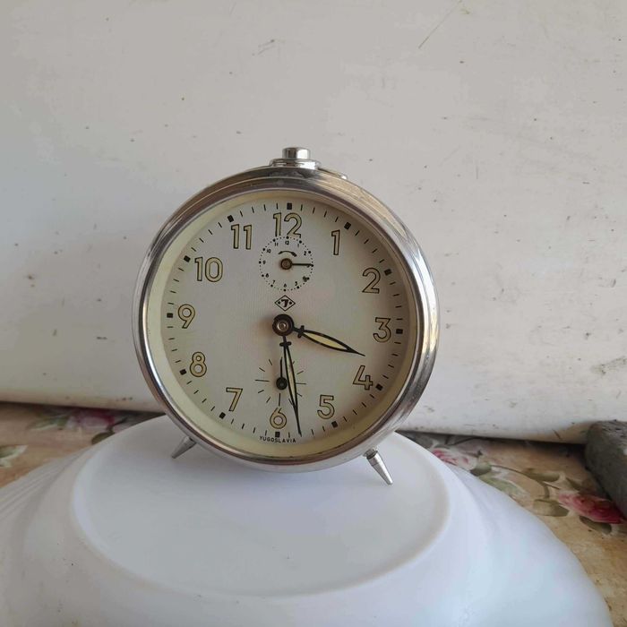 Ceas desteptator mecanic JNSA fabricat in fosta Yugoslavia