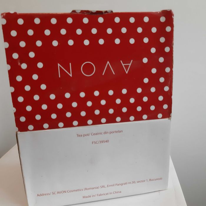 Ceainic cu capac roșu cu picățele albe