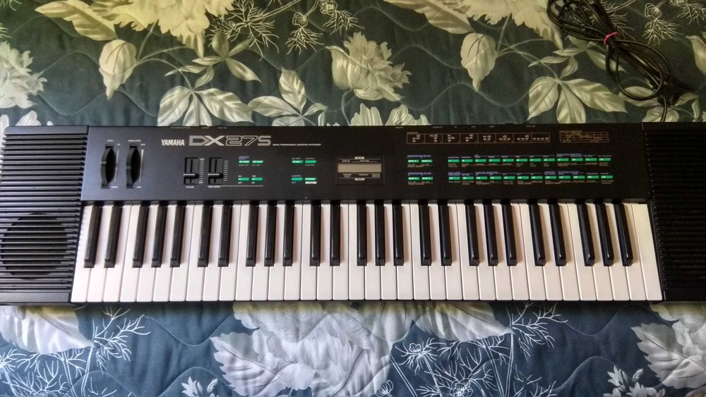 Професионален синтезатор Yamaha DX27S