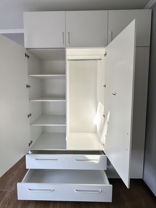 Большой белый шкаф