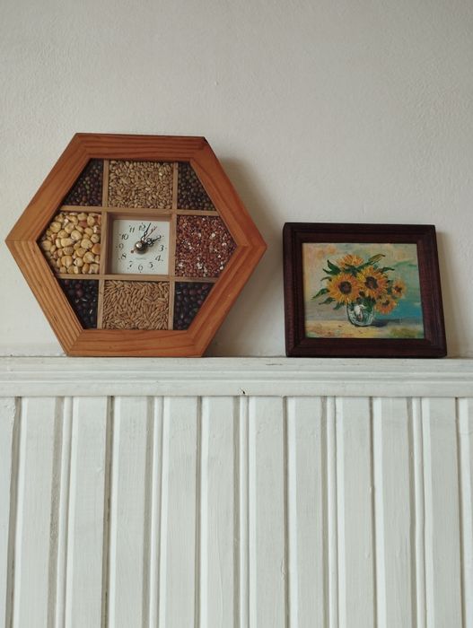 Стенен часовник с декорация