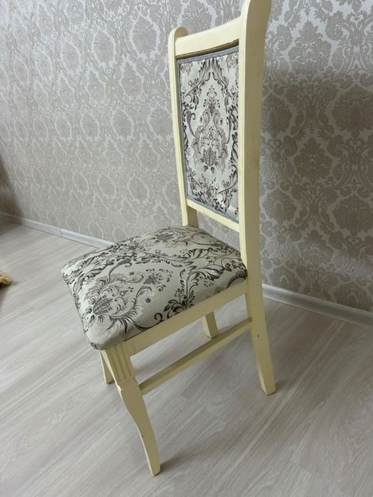 Гостинный стол, стулья