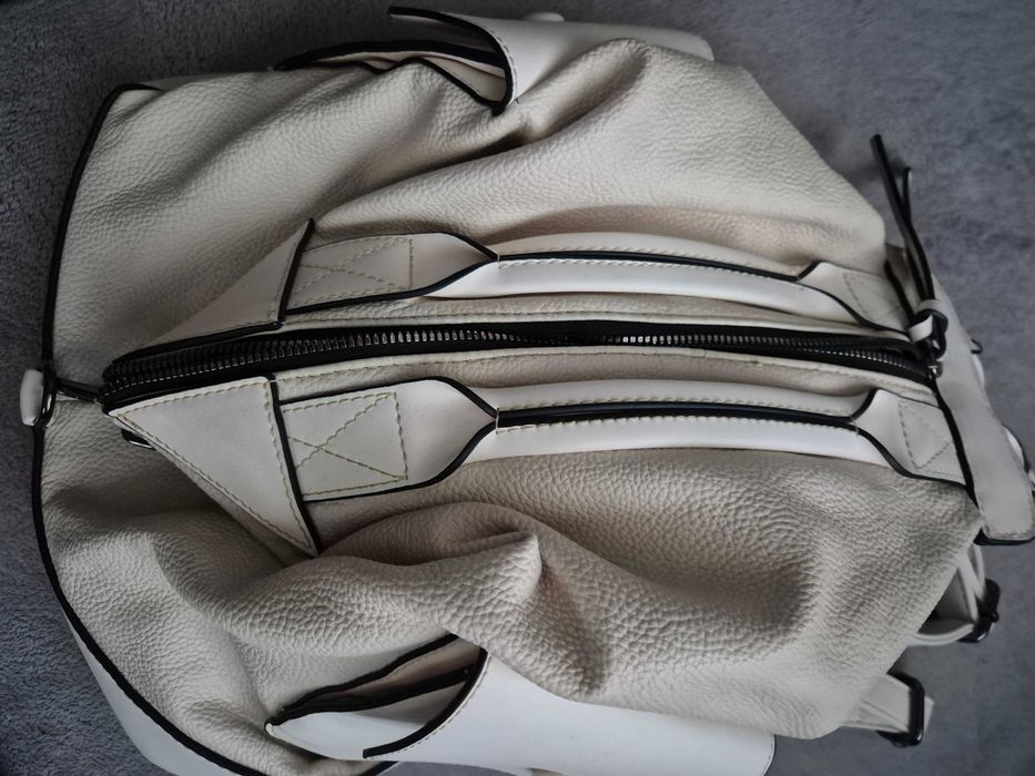 Дамска  раница с два джоба отстрани