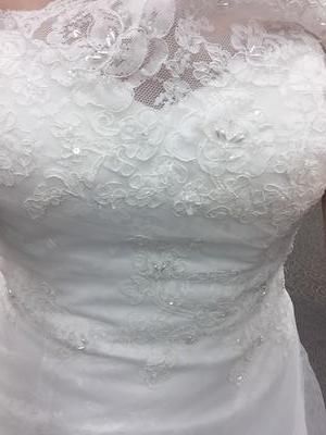 Булчинска рокля DAVID’S Bridal произведена в САЩ.