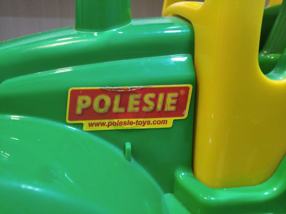 Детская игрушка, трактор и прицеп. Детские игрушки.