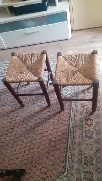2 taburet cu rafie- 3 masute pliabile- tablouri  goblen