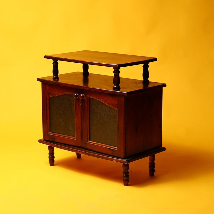 Красиво дървено шкафче