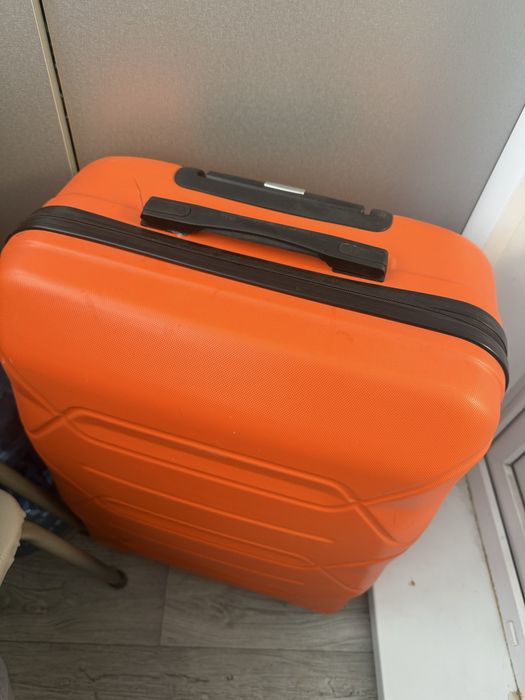 Продам большой чемодан