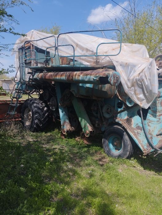 Комбайн Енисей на ходу