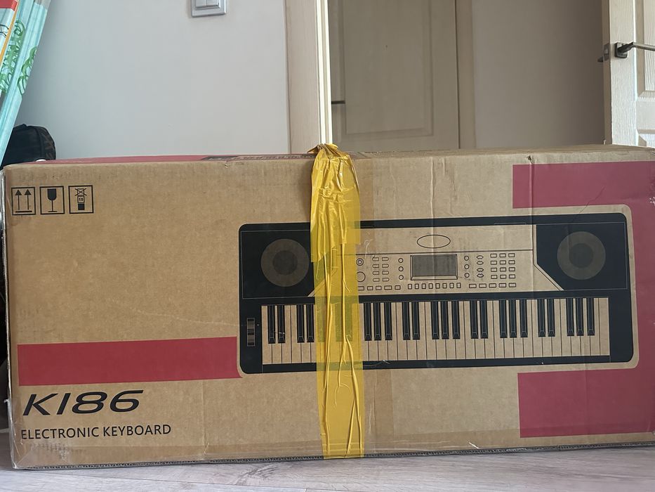 Продается синтезатор K186 новый