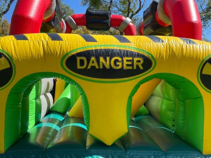 Надуваем замък DANGER ZONE под наем