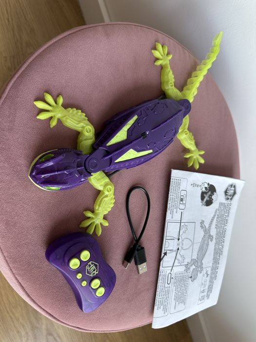 Șopârlă Gecko cățărătoare pe perete cu telecomandă