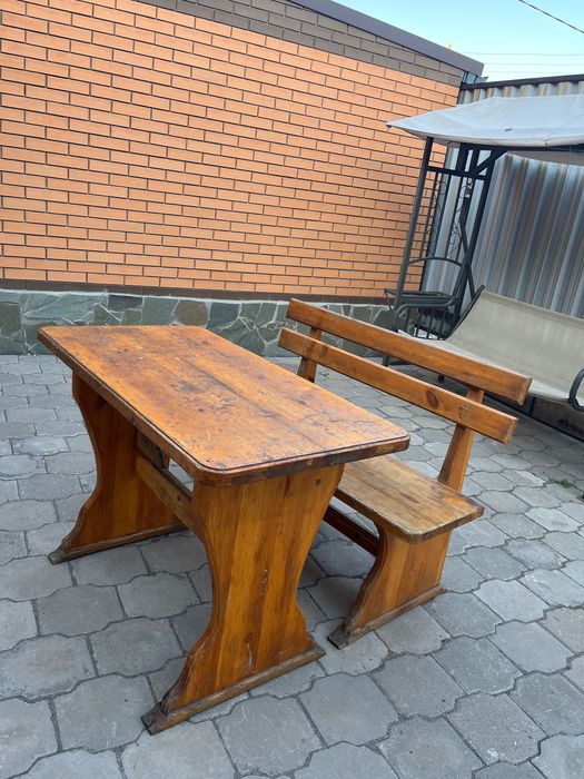 Деревянный стол с лавочкой