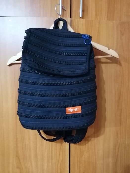 Vând genți de umăr plus rucsacuri. Preț 50-100 RON.