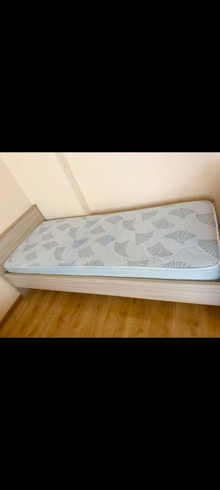 Ковер и Кровать с матрасом