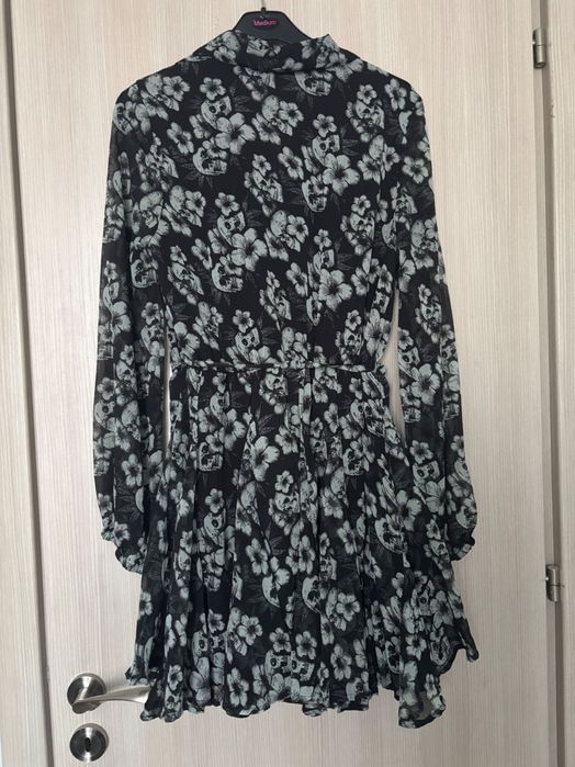 Разкроена ефирна рокля с коланче на талията и десен на цветя