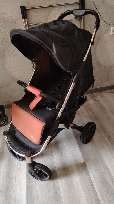 Продам детскую коляску лёгкую чемодан