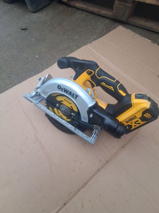 Circular dewalt DCS 565 .