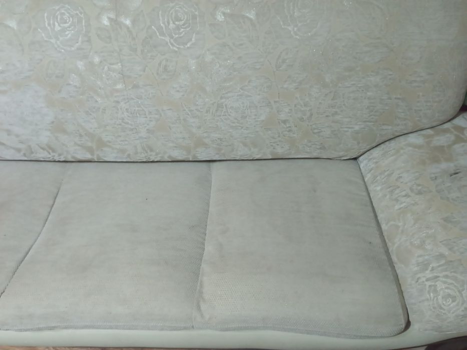 Два дивана бежевого цвета