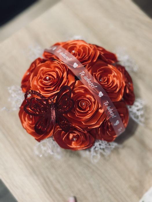 Decoratiune din trandafiri de satin