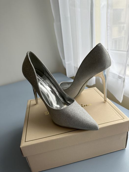 Сребърни, сребристи токчета