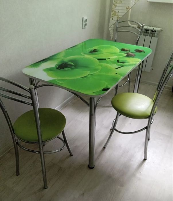 Продам кухонный стол и стулья