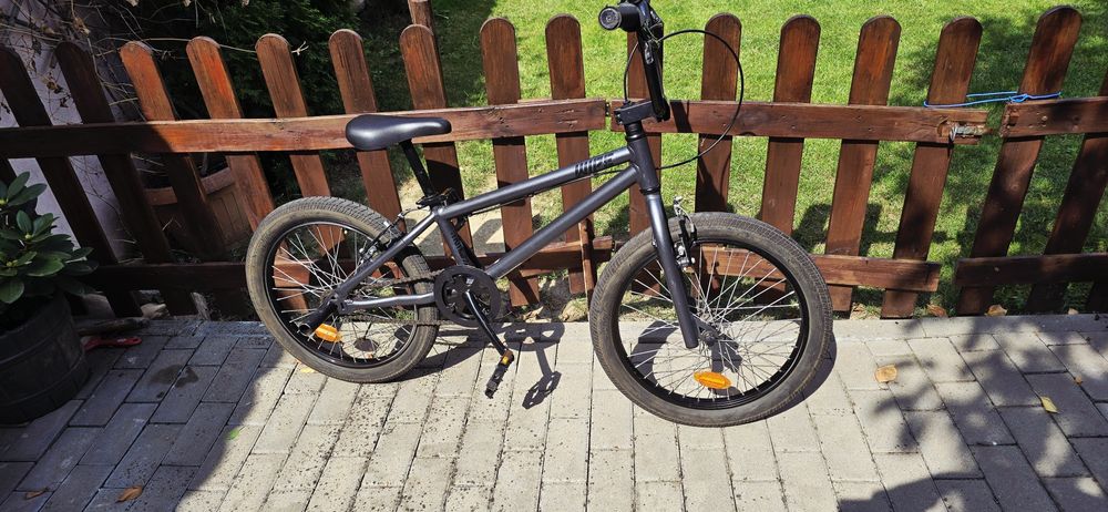 Bicicletă BMX 20 inch – stare foarte bună, tuburi metalice adăugate