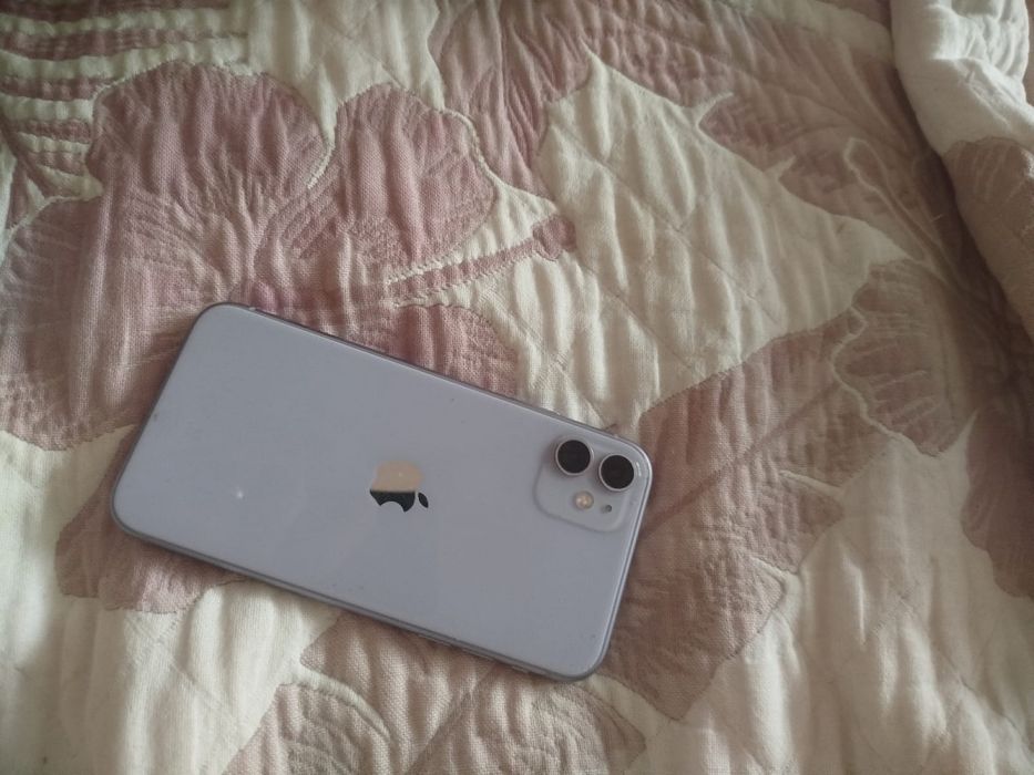 Айфон 11в хорошем состоянии