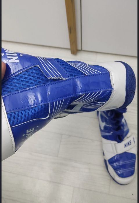 Продам боксёрские перчатки, шлем и боксёрки