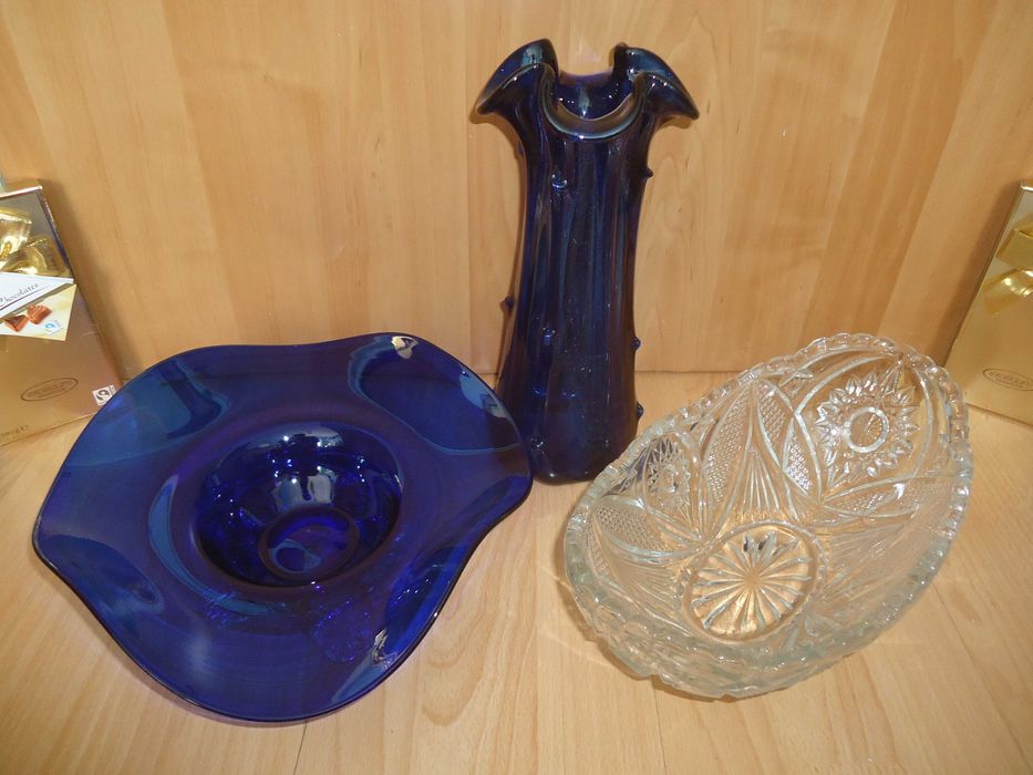 Bibelouri, fructiere, vaze, nostalgia comunista.