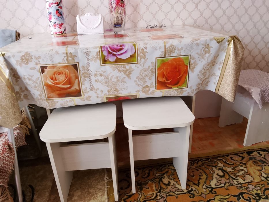 Продам кухонный стол и 4 стула