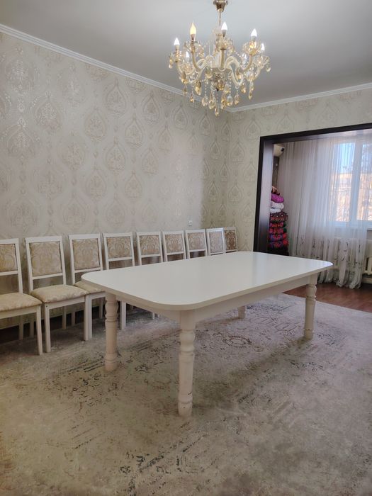 Стол и стулья хорошего качества