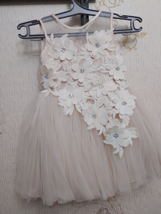 Продам вечерние платья на девочку 3-5 года