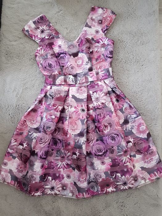 Vând rochie cu flori