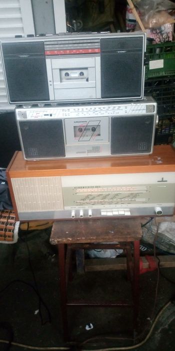 Aparate radio vechi pe lămpi pentru colecționari sau decor